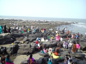 A picture of Crowded Seashore of mumbai city